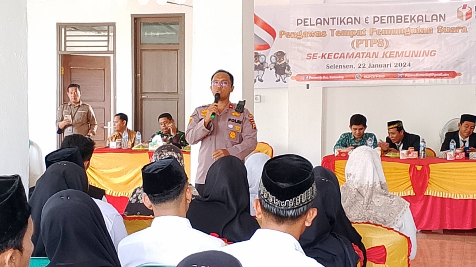 Cooling System Oleh Kapolsek Kemuning Pada Pelantikan  Pengawas Tempat Pemungutan Suara (PTPS) Kecam